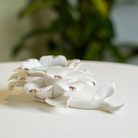 شمعدان بتصميم زهرة لون ابيض مقاس 10 سم