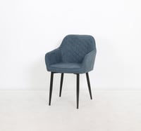 كرسي أنيق ومريح بتصميم عصري يضيف لمسة فاخرة لأي مك...