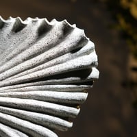 تحفة ديكور بديل رخام بتصميم فني أنيق