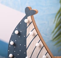 تحفة مضيئة بتصميم مركب شراعي بالوان متعددة مقاس 30...