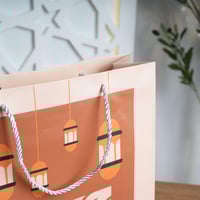 كيس هدايا بطبعات فوانيس وعبارة رمضان يجمعنا – حبة