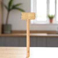 مطرقة لحوم خشبية بأطراف معدن باللون البيج