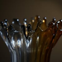 فازة ديكور زجاجية بتدرج رمادي عسلي وتصميم مموج