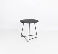 طاولة كافي بتصميم دائري باللون الأسود مقاس 60x62 س...