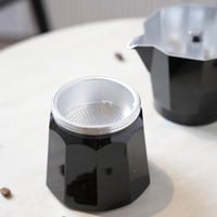 ماكينة تحضير الاسبريسو باللون الاسود