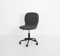 كرسي أنيق ومريح بتصميم عصري لون رمادى