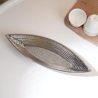 صحن تقديم من السيراميك بلون فضي – 32 سم