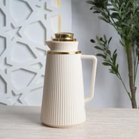 ترمس ضيافة بلون سكري وغطاء ذهبي – 1 لتر