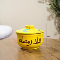 صحن تقديم بغطاء بتصميم مميز بعبارة (هلا رمضان) لون...