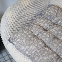 خدادية بتصميم زهور لون رمادي مقاس 38x38 سم