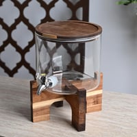 موزع المشروبات الزجاجي الفاخر بقاعدة خشبية أنيقة