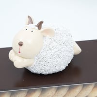 علبة تقديم الحلوي اكريلك بغطاء خشب شكل خروف مقاس 1...