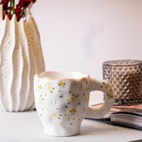 كوب سيراميك بتصميم عصري يضفي لمسة أناقة على ركن ال...