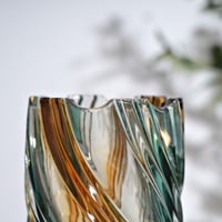 فازة ديكور زجاجية بتصميم فني متدرج