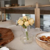 فازة زجاج بتصميم ديكورى فريد و مميز باللون الشفاف...