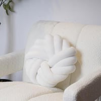 خدادية بتصميم عقدة لون ابيض مقاس 35x35x10 سم