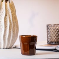 كوب سيراميك بتصميم عصري يضفي لمسة أناقة على ركن ال...