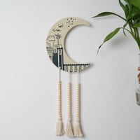 تعليقة جدارية رمضانية على شكل هلال بتصميم مباني تر...