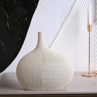 فازة سيراميك بتصميم عصري باللون الابيض مقاس 23 سم