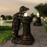 نافورة بتصميم ولد صغير يلعب بلماء مع العصافير لون...