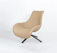 كرسي أنيق ومريح بتصميم مميز لون بيج