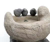 نافورة مياه مضيئة بقاعدة علي شكل رخامي و مزينة بعص...