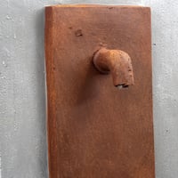 نافورة علي شكل صنبور للمياه باللون الرمادي / البني...