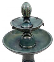 نافورة مياة بمستويين لتدفق المياه باللون الاخضر ال...