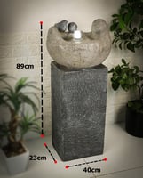 نافورة مياه مضيئة بقاعدة علي شكل رخامي و مزينة بعص...