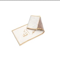 مفرش سفرة بعبارة (حياكم الله) لون ابيض و ذهبي مقاس...