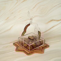 علبة تقديم الحلوى اكريلك بتصميم هلال بقاعدة خشب لو...