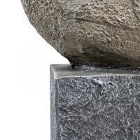 نافورة مياه مضيئة بقاعدة علي شكل رخامي و مزينة بعص...