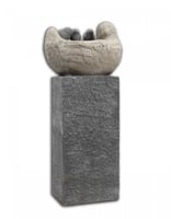 نافورة مياه مضيئة بقاعدة علي شكل رخامي و مزينة بعص...