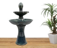 نافورة مياة بمستويين لتدفق المياه باللون الاخضر ال...