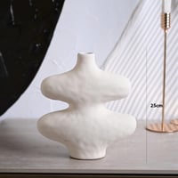 فازة سيراميك بتصميم مموج باللون الابيض مقاس 25 سم