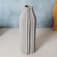 فازة سيراميك بتصميم عصري باللون الرمادي مقاس 30 سم