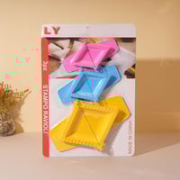 مجموعة قوالب مثلثة باحجام مختلفة لتشكيل العجين بال...