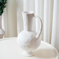 فازة سيراميك بتصميم مميز باللون الابيض مقاس 40 سم