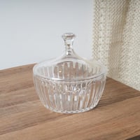 صحن تقديم الحلوي بغطاء بتصميم مميز لون شفاف مقاس 1...