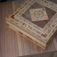 صندوق مجوهرات بتصميم مميز لون بني مقاس 25x25 سم