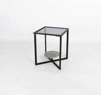 طاولة خدمه مربعة بسطح زجاجي وإطار معدني - تصميم مو...