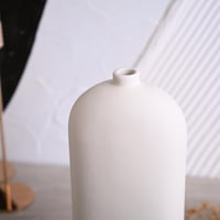 فازة سيراميك بتصميم مميز باللون الابيض مقاس 25 سم