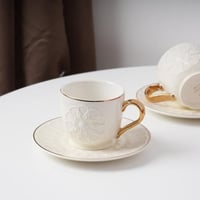 طقم فناجين قهوة مع صحون بنقوشات وردة لون ابيض وذهب...