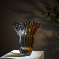 فازة ديكور زجاجية بتدرج رمادي عسلي وتصميم مموج