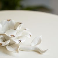 شمعدان بتصميم زهرة لون ابيض مقاس 10 سم