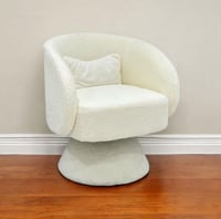 كرسي بوكليه تصميم عصري باللون الأبيض