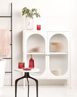 خزانة عرض حديد ببابين زجاجي باللون الأبيض مقاس 103...