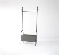 علاق ملابس اسود مع سلة قماشية – تصميم أنيق بعجلات...