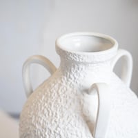 فازة سيراميك بتصميم مميز لون ابيض مقاس 40 سم