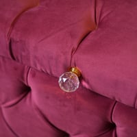 كرسي قماش وصندوق بتصميم مميز باللون الاحمر مقاس 55...